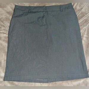 New York & Co Women’s Pencil Skirt. Size 16. Gray. Front Zip. Slit in the back.